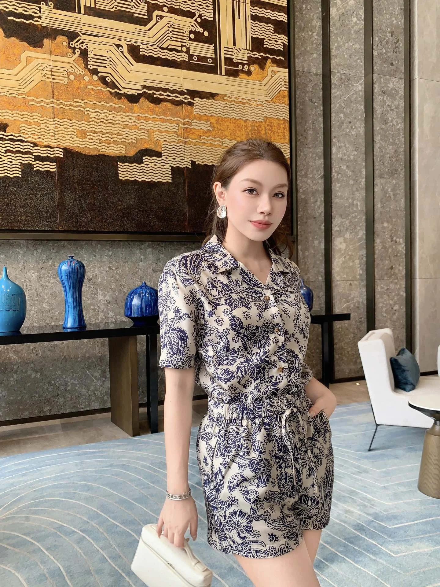 

High-Quality Printed Short-Sleeved Shirt And Shorts Two-Piece Set For Spring And Summer, Slimming Effect.