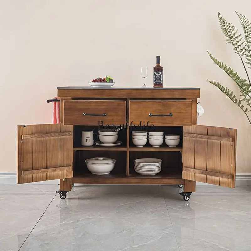جزيرة مركزية متحركة من الخشب الصلب على الطراز الأمريكي مع أبواب خزانة، خزانة جانبية عتيقة، ماكينة صنع القهوة، سطح عمل المطبخ #2
