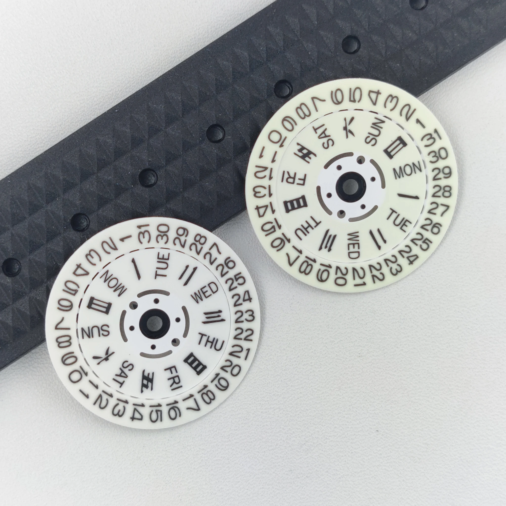 NH36 Disc Datewheel C3 Green Luminous Crown at 3.8/3.0 O'clock Suit for MOD/SKX007 009 Replacement Day/Date Parts Repair