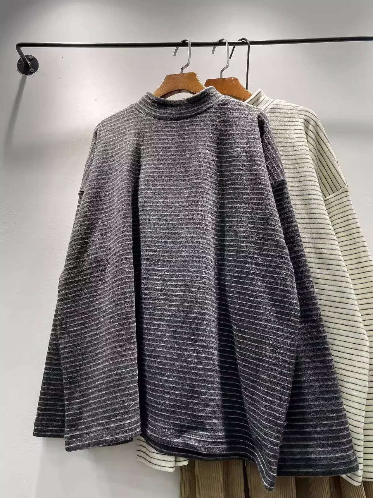 بلوفر نسائي لعام 2026 على الطراز الياباني بياقة شبه عالية مخطط باللون البيج والرمادي قمصان مخططة بأكمام طويلة قميص دافئ