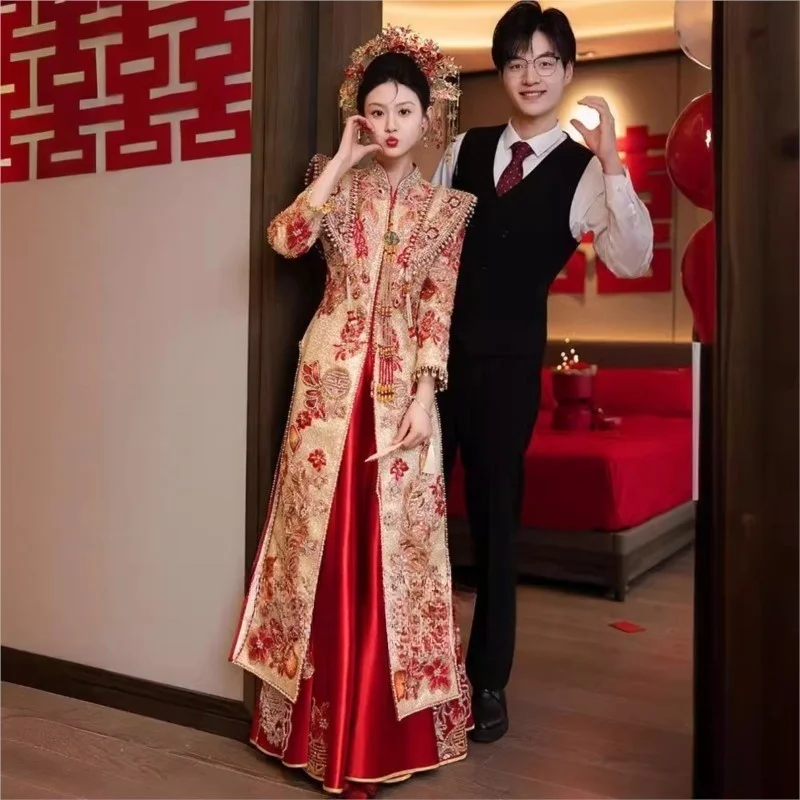 

The new heavy-duty Chinese-style wedding dress features phoenix crowns red robes and dragon