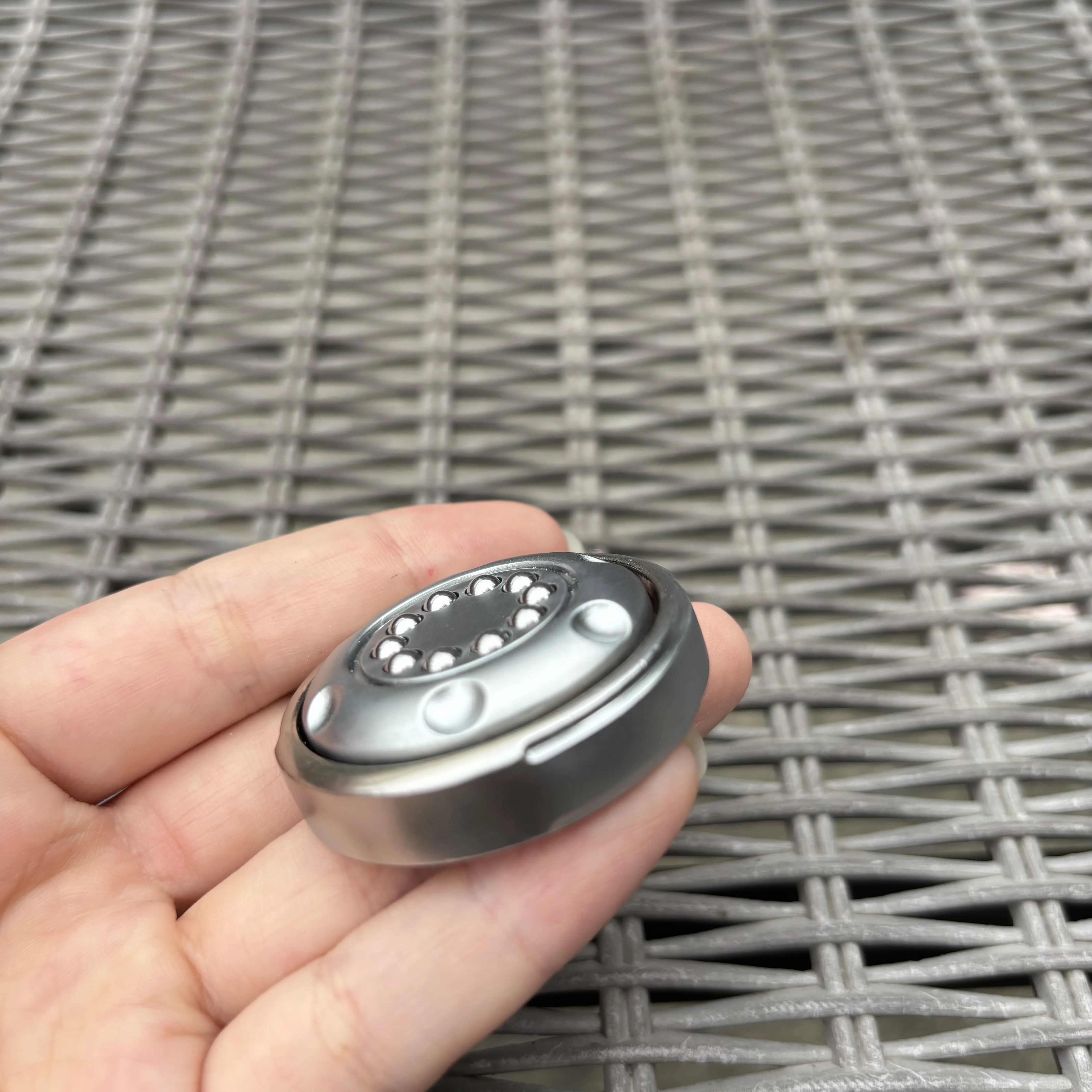 Moneta meccanica Disco volante Cursore in metallo Fidget Office Toys Gadget fantastici