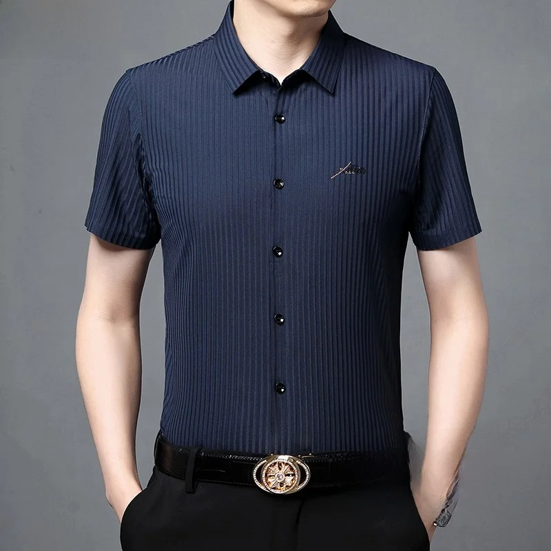 

Мужская летняя рубашка из ледяного шелка с коротким рукавом, новинка, в вертикальную полоску, повседневная, тонкая, деловая, городская мода