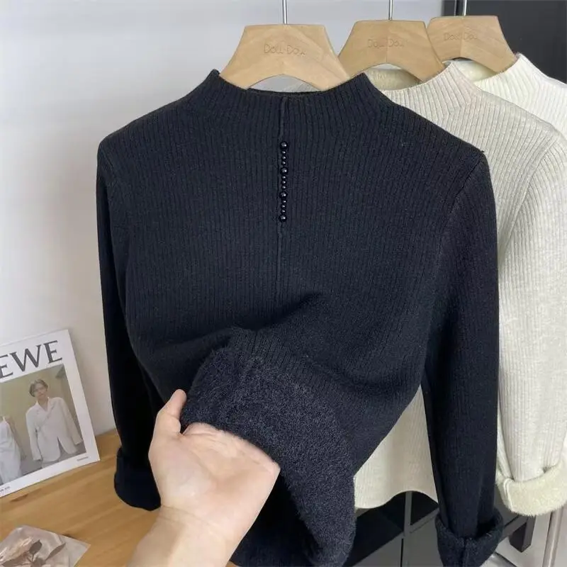 เสื้อสเวตเตอร์ไหมพรมผู้หญิง ผ้ากำมะหยี่หนานุ่ม คอเต่าครึ่งตัว ประดับมุก อุ่นสบาย เหมาะสำหรับใส่เป็นเสื้อซับใน ทรงเข้ารูป ผ้าขนแกะนุ่มละมุนผิว