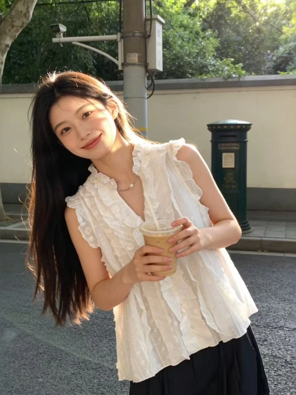 

Элегантная белая женская блузка с V-образным вырезом, свободный топ без рукавов, новинка весеннего сезона, универсальный стиль, смесь хлопка и полиэстера, удобный и дышащий.