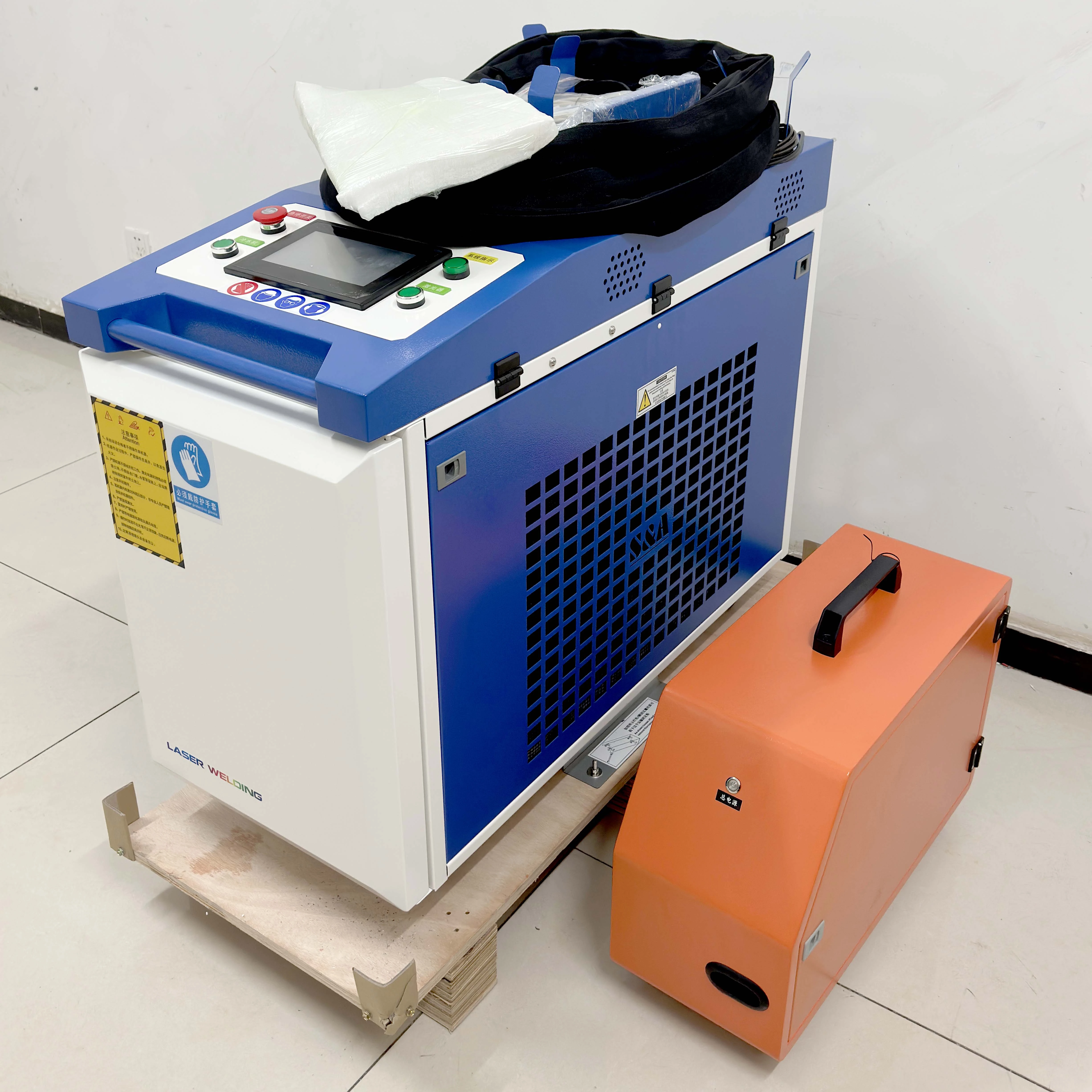 

Лазерный сварочный аппарат малогабаритный автоматический, ручной волоконный лазерный сварочный аппарат 1500 Вт для продажи