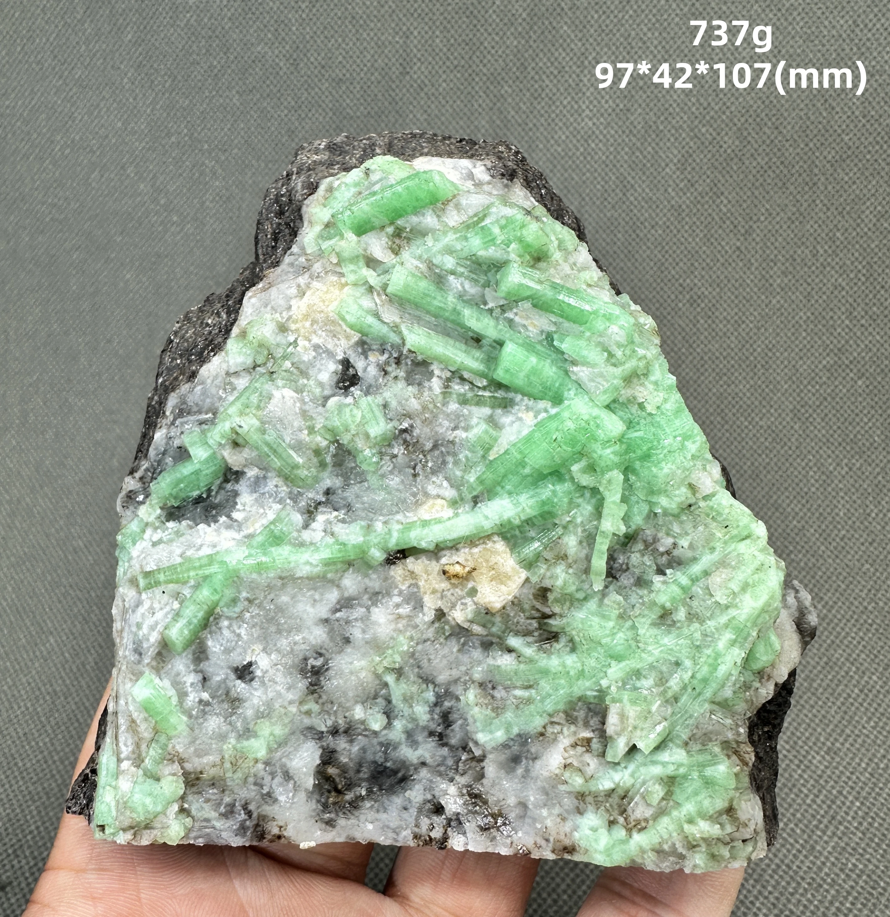 عينة معدنية من الزمرد الطبيعي + بلورات كوارتز شفاء وأحجار كريمة صخرية #3