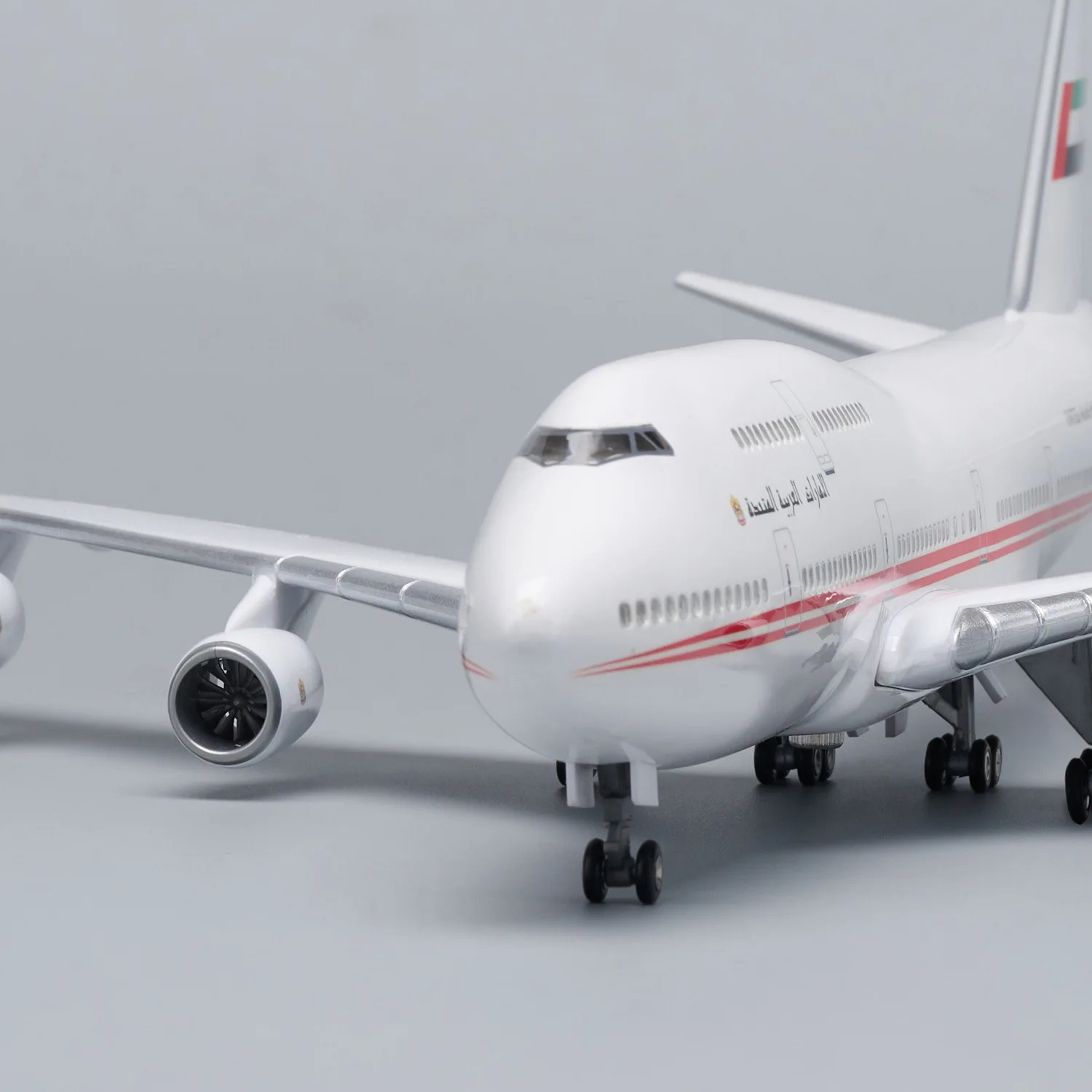 طائرة مصغرة مقاس 47 سم 	 طائرة رئاسية في الإمارات B747 بمقياس 1:150 طائرات لعبة من الراتنج مع عجلات أضواء تجميع الطائرات