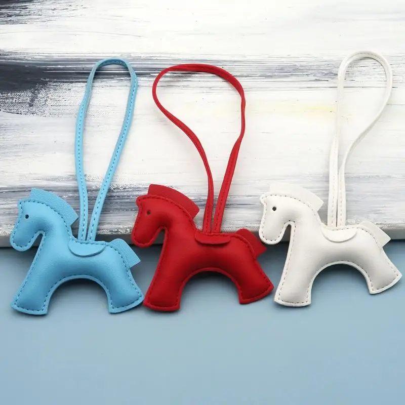 Petit breloque poney haut de gamme en cuir PU pour dames ; Porte-monnaie cheval coloré, bibelots, pendentif de véhicule, souvenir d'anniversaire