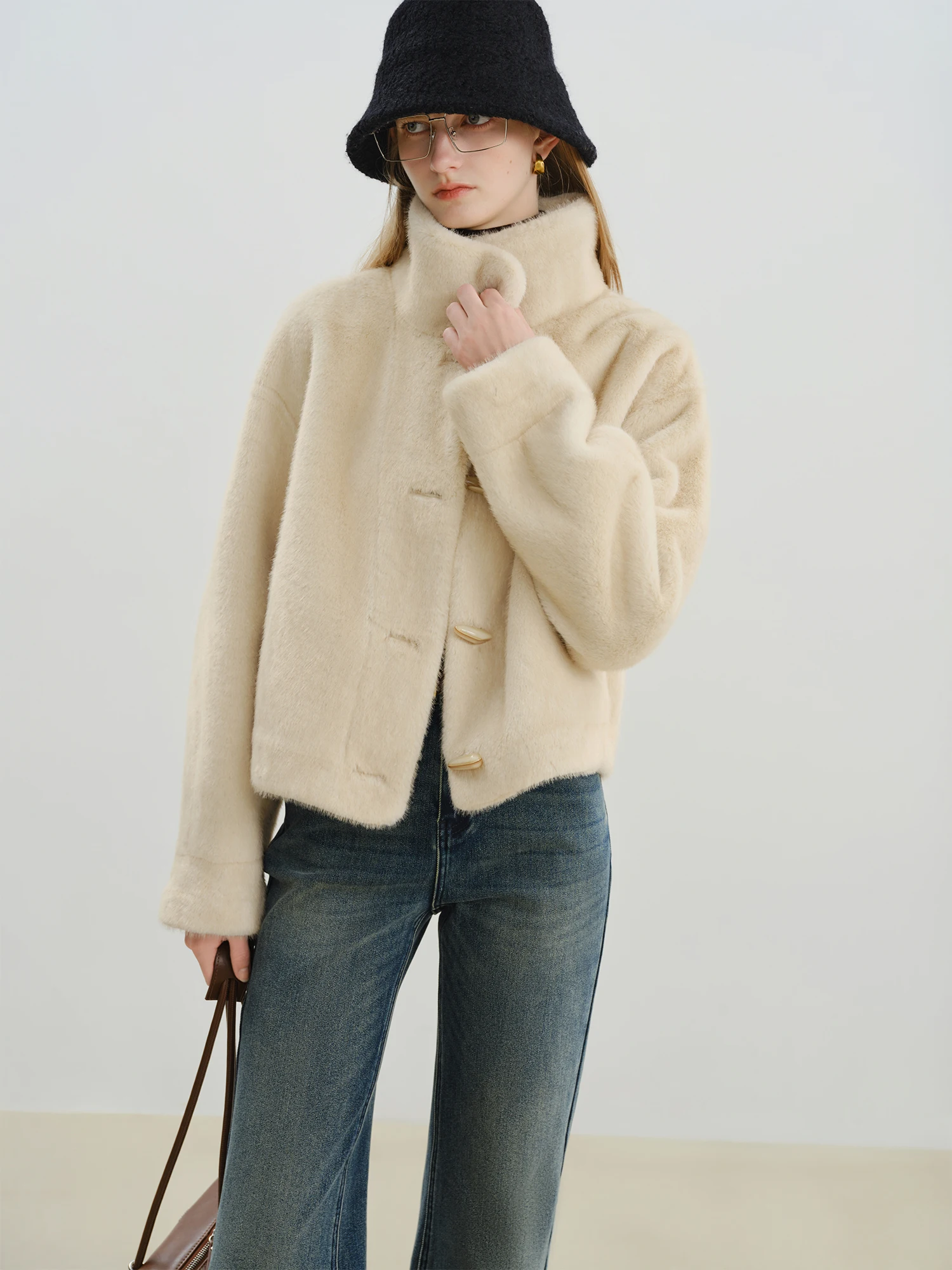 معطف شتوي قصير للنساء من ZIQIA 2025 مع أزرار تبديل - ملابس خارجية متكاملة صديقة للبيئة من جلد الفرو وصلت حديثًا