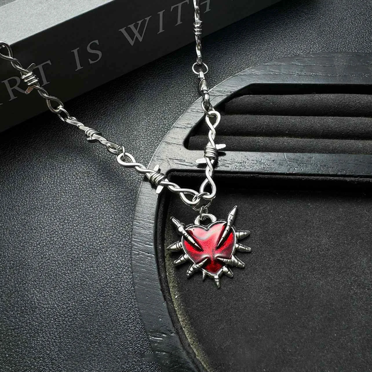 Y2k القوطي الشوك فتاة باردة القوطية الصليب الأحمر القلب قلادة القلائد للنساء خمر شوكة سلسلة مجوهرات الهالوين #3