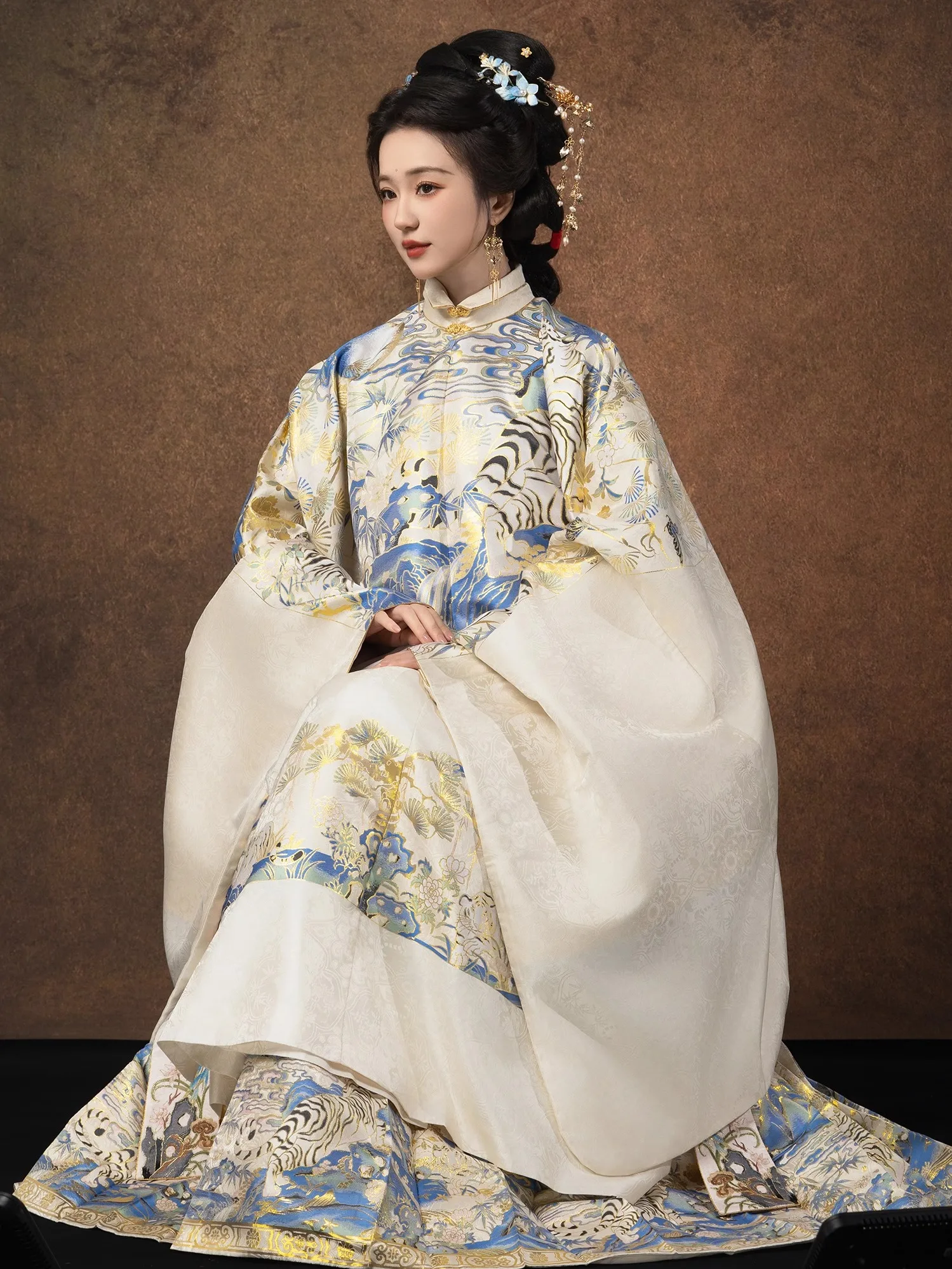 

Элегантный комплект Ханьфу с золотой вышивкой, имитацией цветочного узора, длинным пальто с воротником-стойкой и юбкой от Yan Yun Zhi Zao