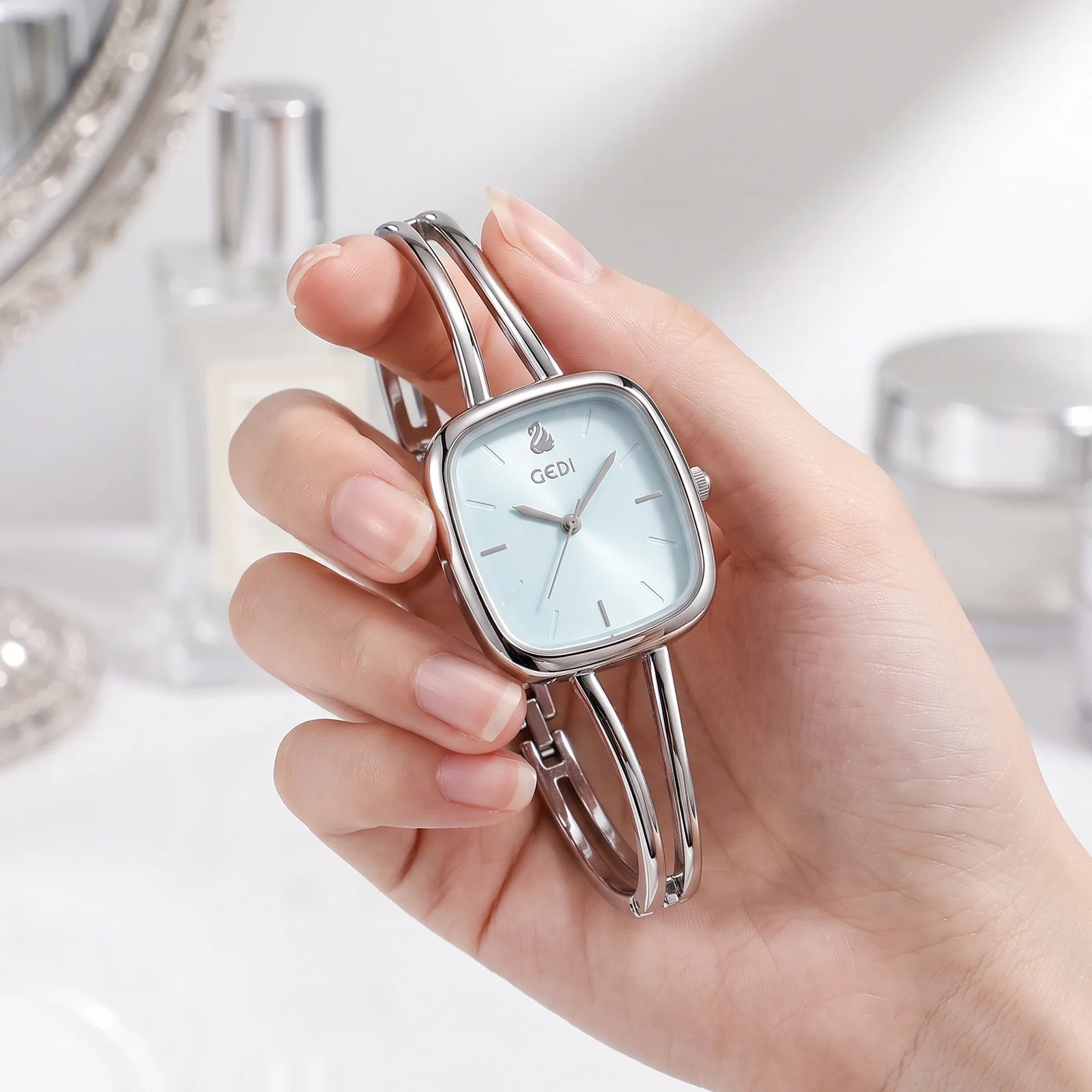 New Bracelet Watch Simple Stripe Scale Metal Chain Watches Waterproof Women's Fashion Quartz Clock Wristwatches
