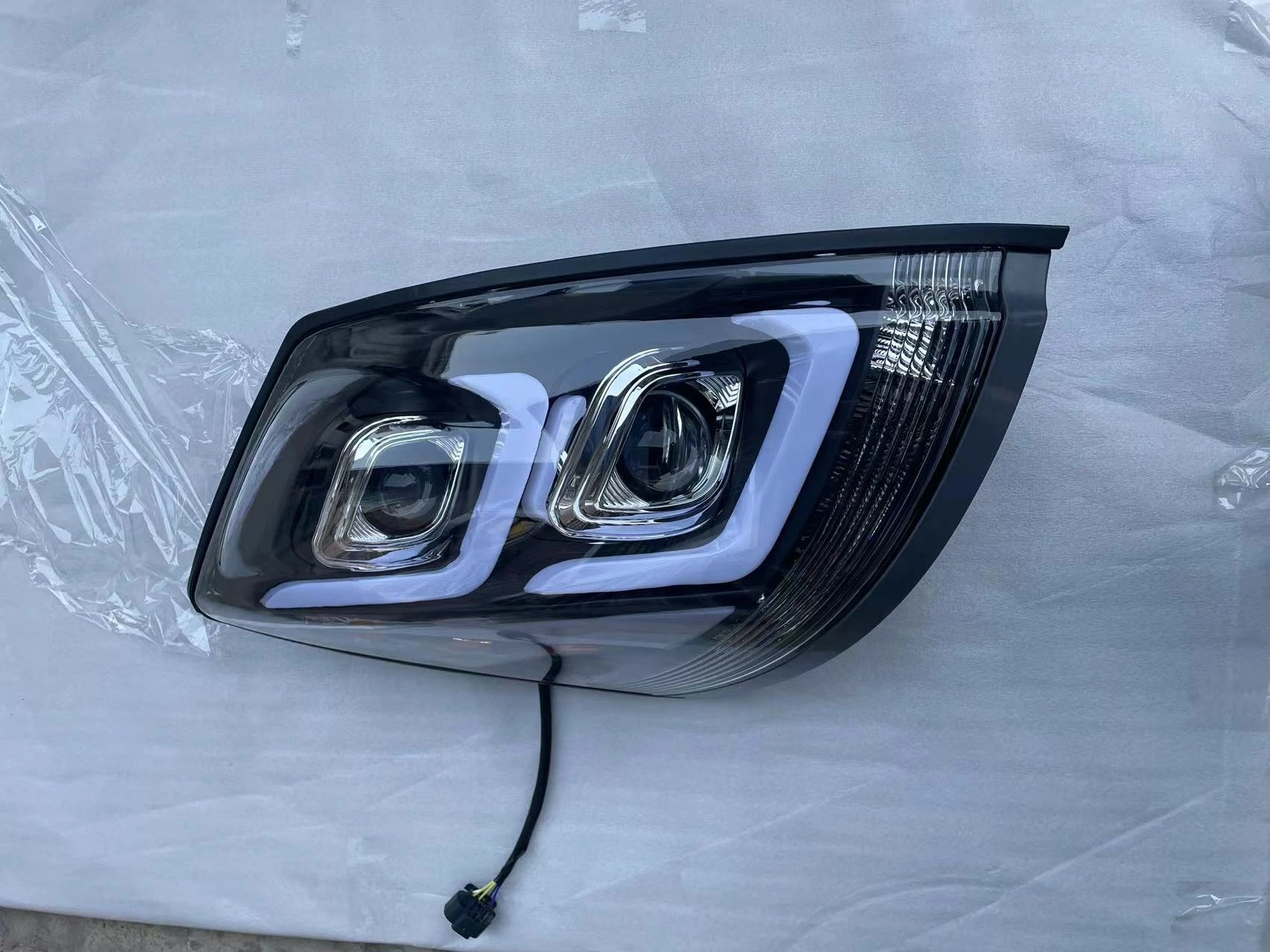 AMERICAN HEAVY TRUCK BODY PARTS HEADLIGHT WHITE FOR VOLVOs VNL 2004+