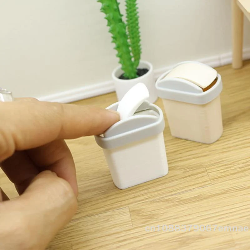 [ZYAS] 1 Stück Mini Klappdeckel-Mülleimer Miniatur-Spielzeugmodell Szenerie Puppenhaus-Zubehör Simulierter Mini-Abfalleimer