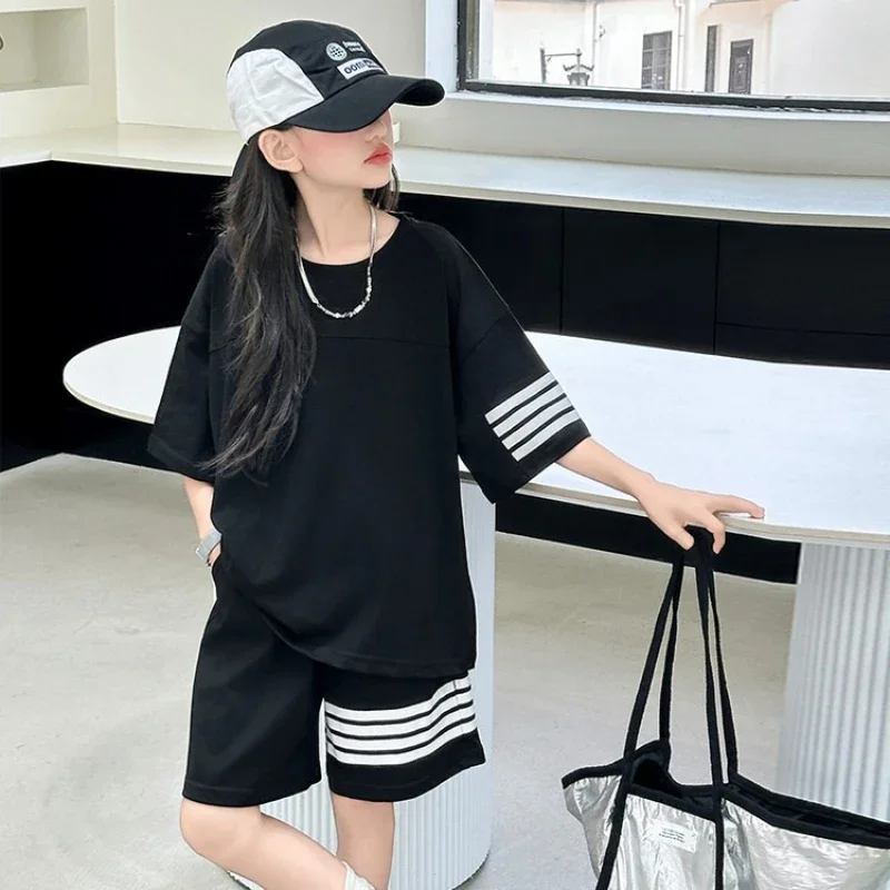 

2025 New Girls' Summer Elegant Solid Color Stripe Decoration Fashionable Short Sleeve Top and Shorts Two Piece Set