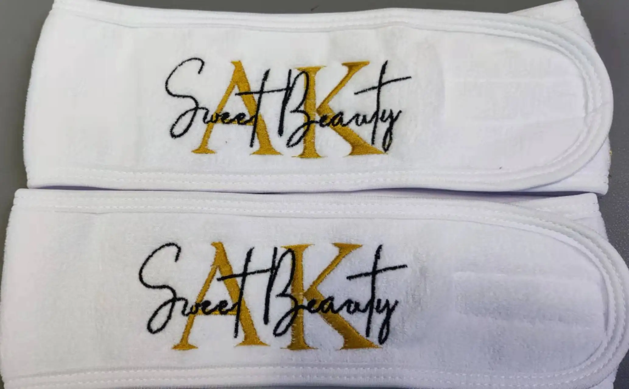 AHSNME 50pcs Beauty Spa Headband Customized Logo Black Hair Bands Embroidery Letters Salon White Microfibre Towel