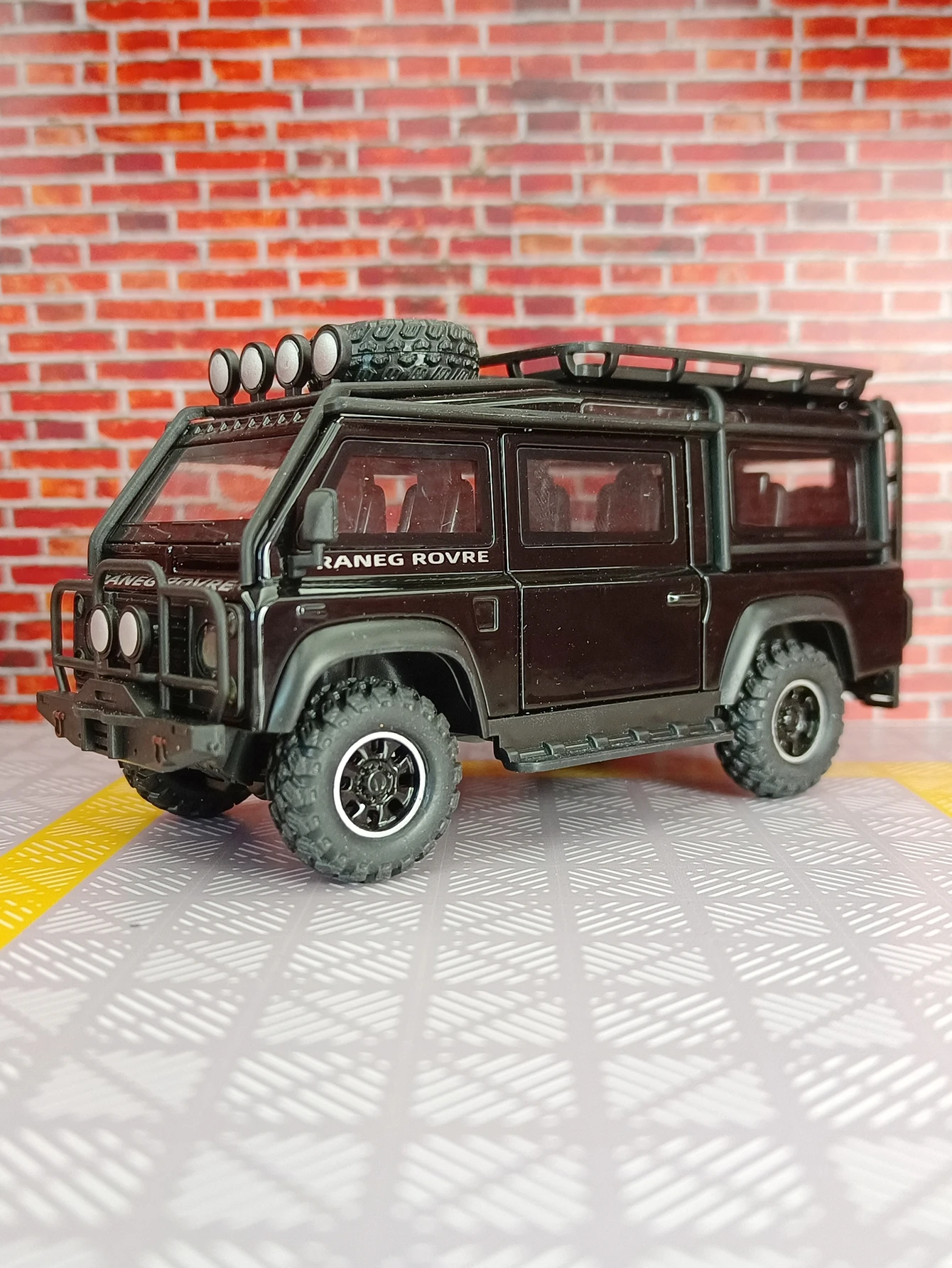 

Модель автомобиля Land Rover Defender Van в масштабе 1:32 из сплава с имитацией звуковых и световых эффектов, богатой детализацией.