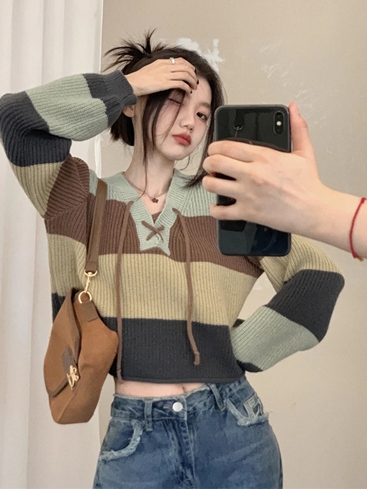 

2024 Spring and Autumn New Stripe Contrast Tie Knitted Sweater Women's Design Sense V-neck Short Long sleeved Top