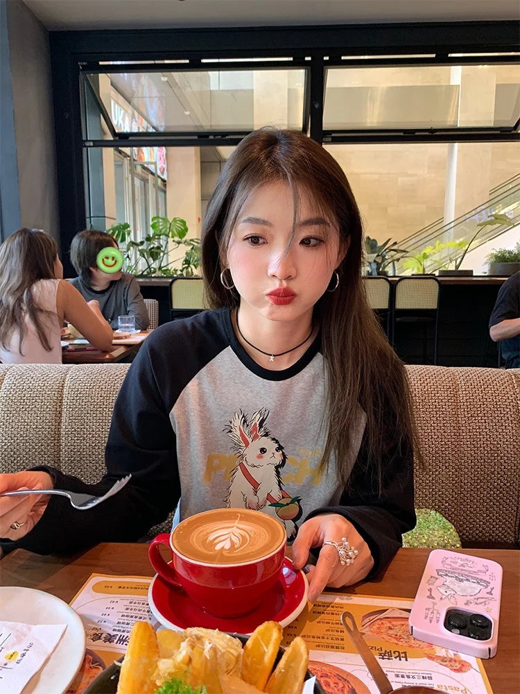 تي شيرت رمادي بأكمام طويلة للنساء بتصميم قصير وتصميم عصري للخريف وطباعة أولية ونمط مناسب للتنقل وفضفاض من القطن برقبة دائرية