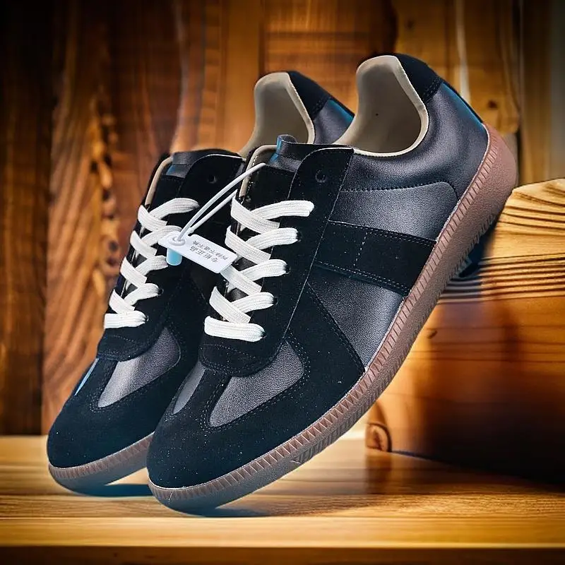

Bootsbreathable fashionable new sports shoes with bright colors and sharp contrasts, simple running shoes