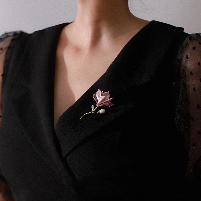 Moda rosa roxo magnólia flor broches para mulheres unisex bela pérola floral lapela pinos festa escritório broche pinos presentes
