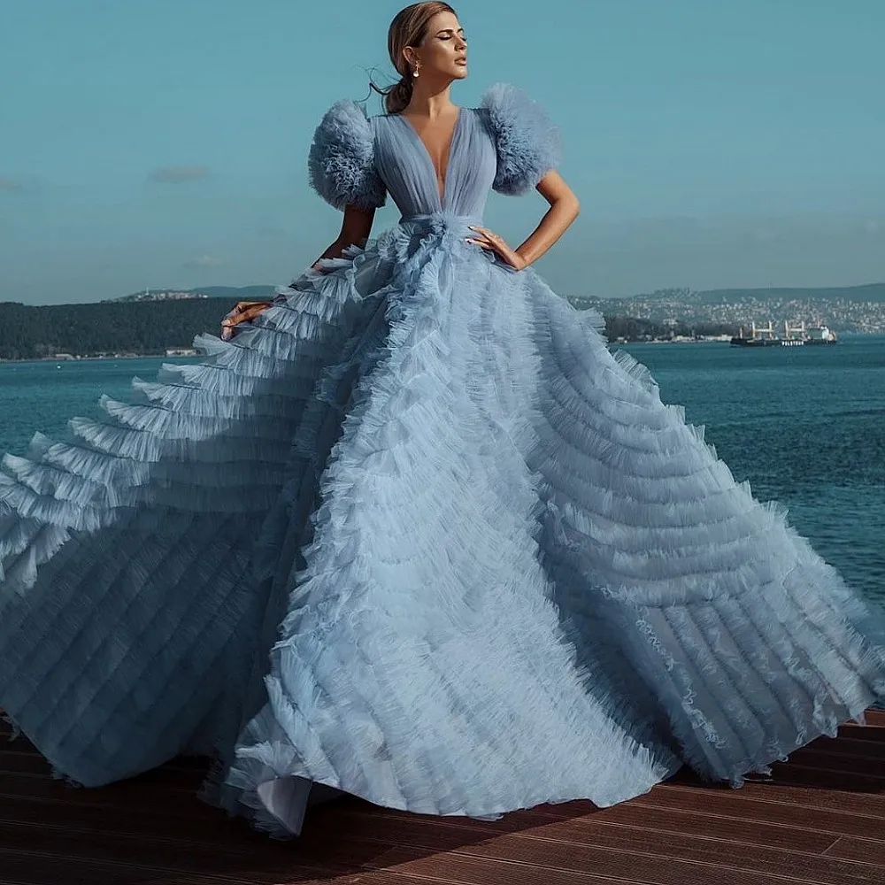 

Голубые тюлевые платья для выпускного вечера с глубоким V-образным вырезом и многоуровневыми оборками с короткими пышными рукавами Свадебное платье Свадебные платья Одежда для дня рождения