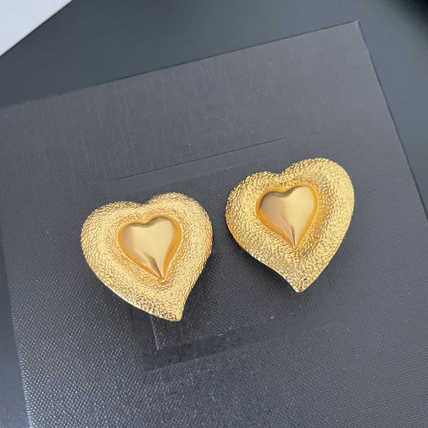 

Europe Fashion Gold Plated Brass Heart Earrings Ear Clip Women Vintage Luxury Jewelry Trend