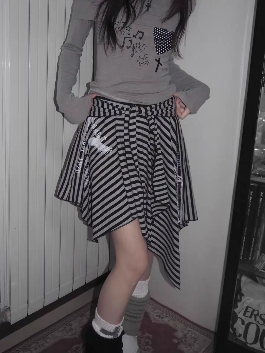 กระโปรงสตรีลายทางสไตล์เรโทร ทรงไม่สมมาตร สำหรับฤดูใบไม้ร่วงและฤดูหนาว สไตล์ Y2K ฮาราจูกุ แบบเลเยอร์ แฟชั่นสาวฮอต กระโปรงสั้นสไตล์พังก์