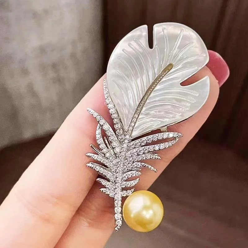 

Fashion Feather Titanium Steel Micro-Inlaid AAA Zircon Silver Needle Luxury Retro Shell Brooch