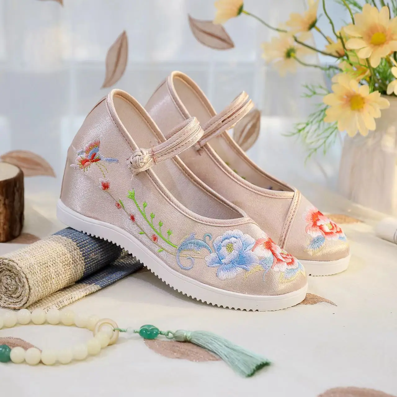 Woman's New Platform Wedges Embroidered Shoes Soft Sole Non Slip Ethnic Style Round Toe Silk Increased Internal Hanfu Shoes