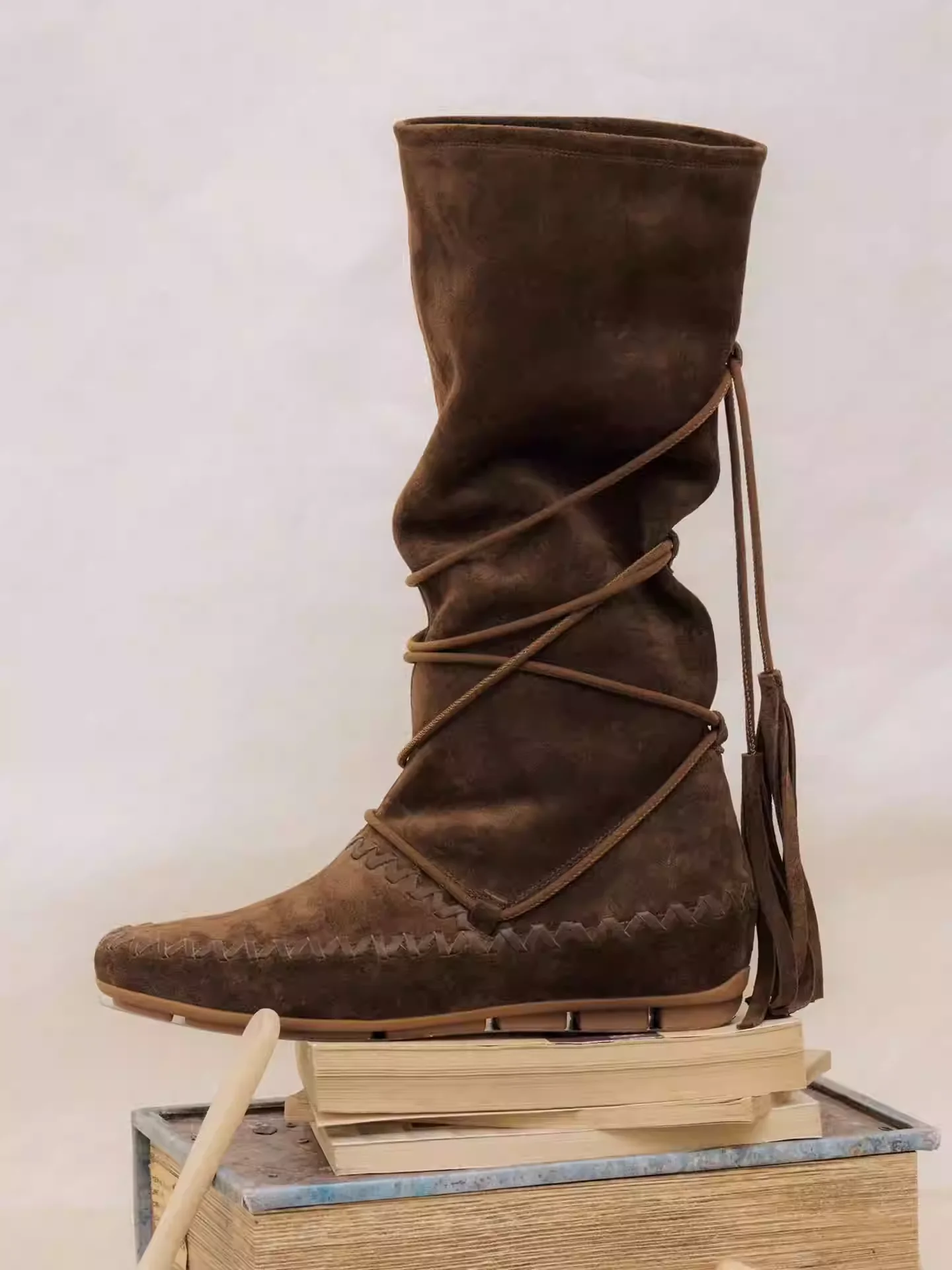 

Brown Suede Slouchy Boots Retro Women's Lace-Up Detail and Fringe Accent Feature And Thick Sole Height-Boosting Boots