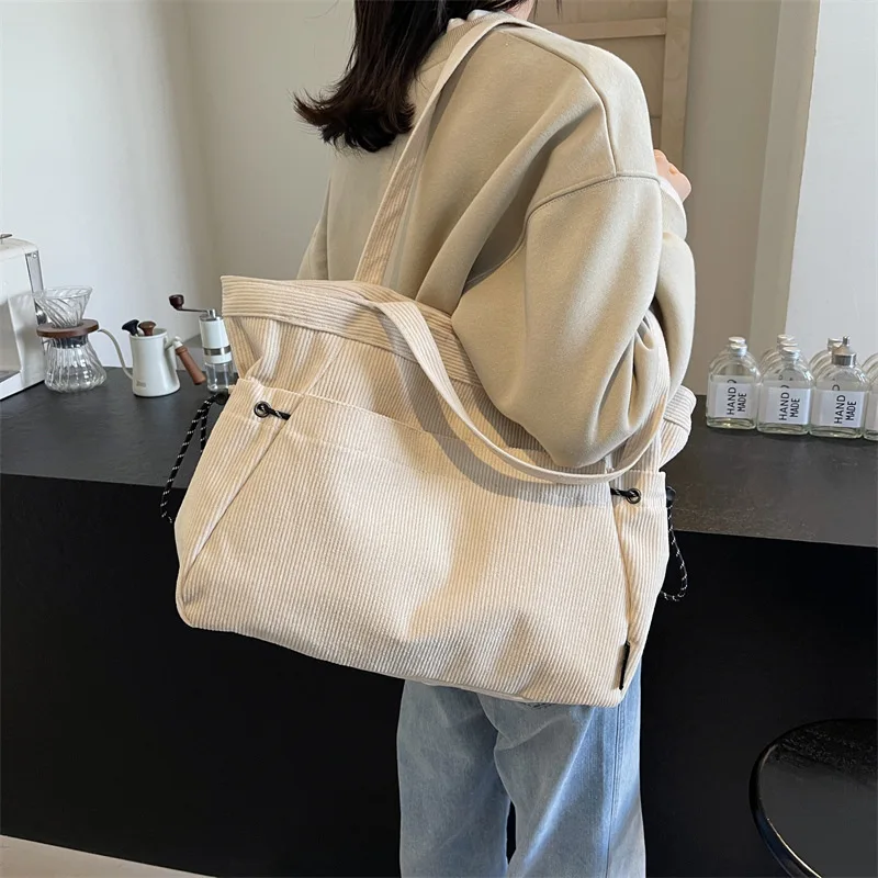 

Вельветовая большая сумка 2025 года, женская большая вместительная сумка на плечо, легкая студенческая ручная сумка, модная повседневная сумка ​