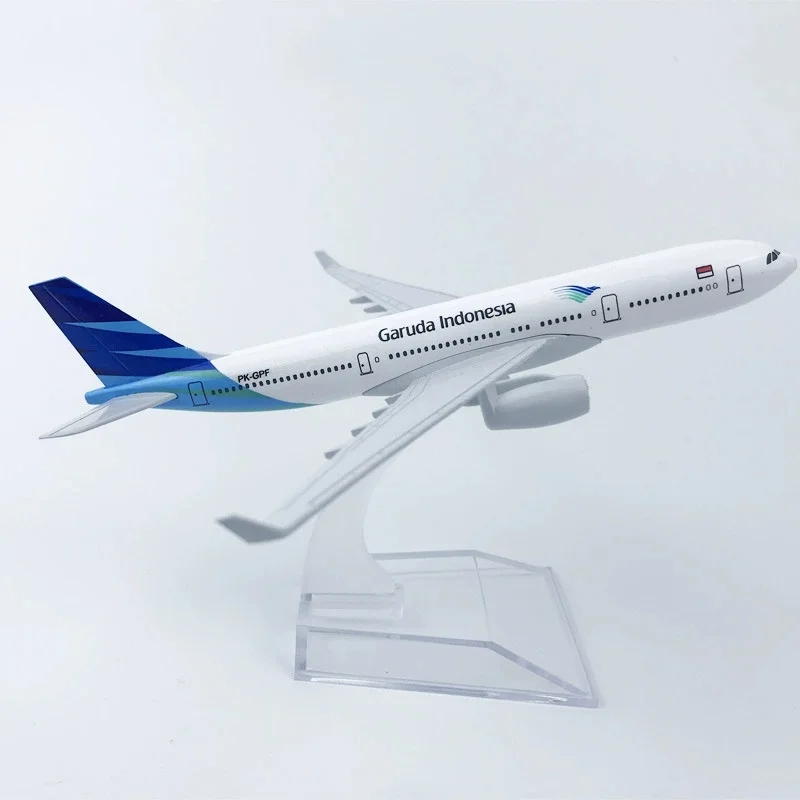 B737 16cm Air Garuda Indonesia Airlines modelo de avión a escala 1:400 con tren de aterrizaje aleación de Metal recuerdo avión modelo fundido a presión