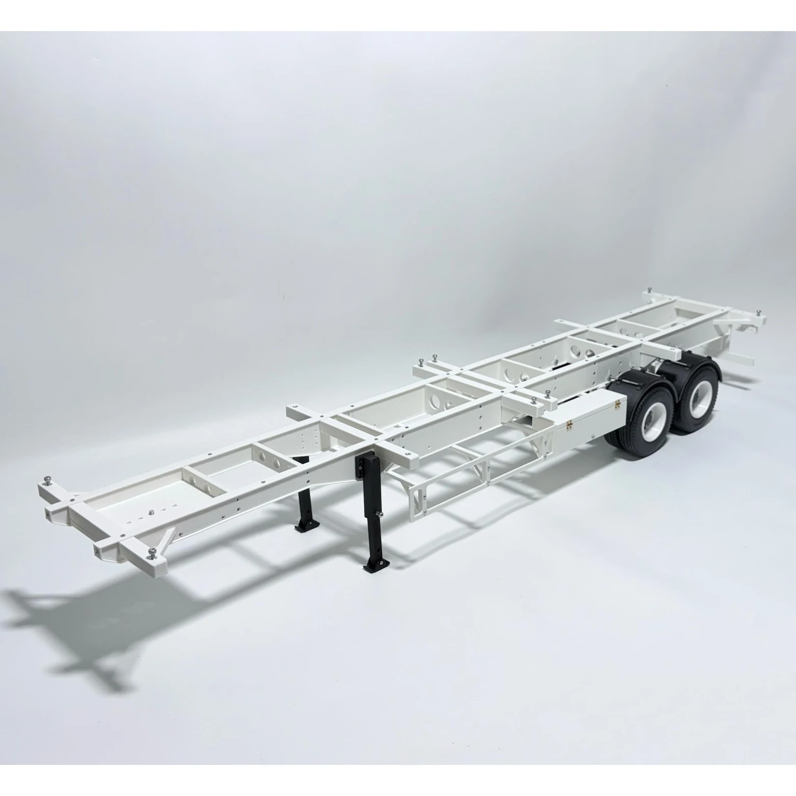 

Пластиковая рама шасси контейнерного прицепа 20/40 футов для радиоуправляемых грузовиков Tamiya 1/14: SCANIA 770S, VOLVO 750, ACTROS 3363, MAN, LESU. Запчасти для моделей.