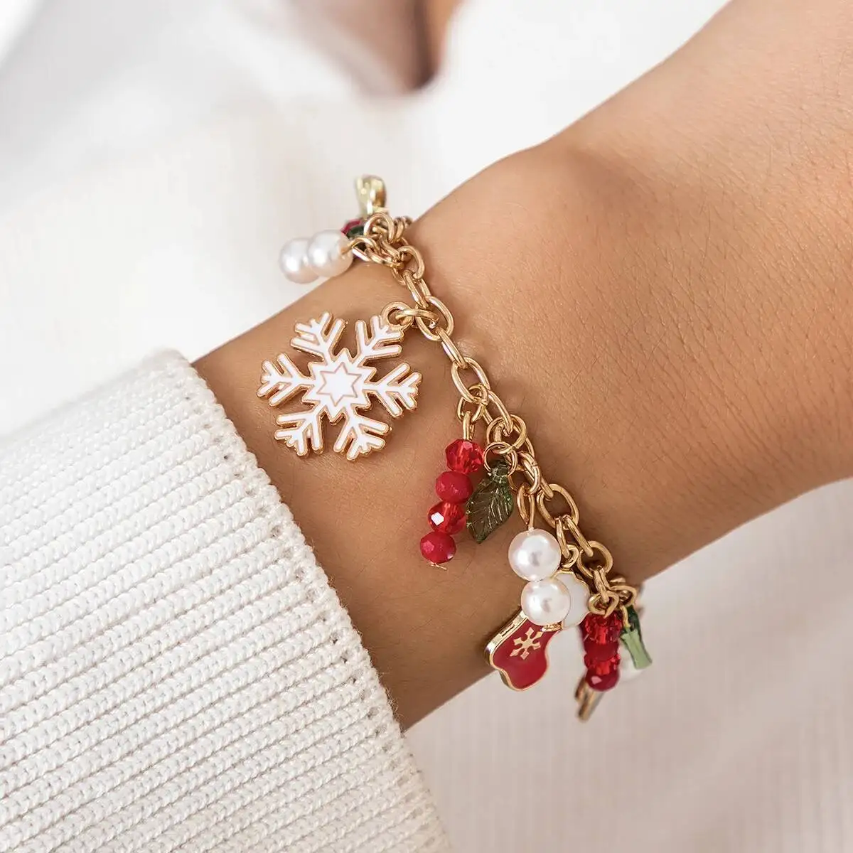 KunJoe 2026 Mode Weihnachten Schneeflocke Anhänger Armband Frauen Neujahr Imitation Perle Rot Kristall Perlen Quaste Charm Armband