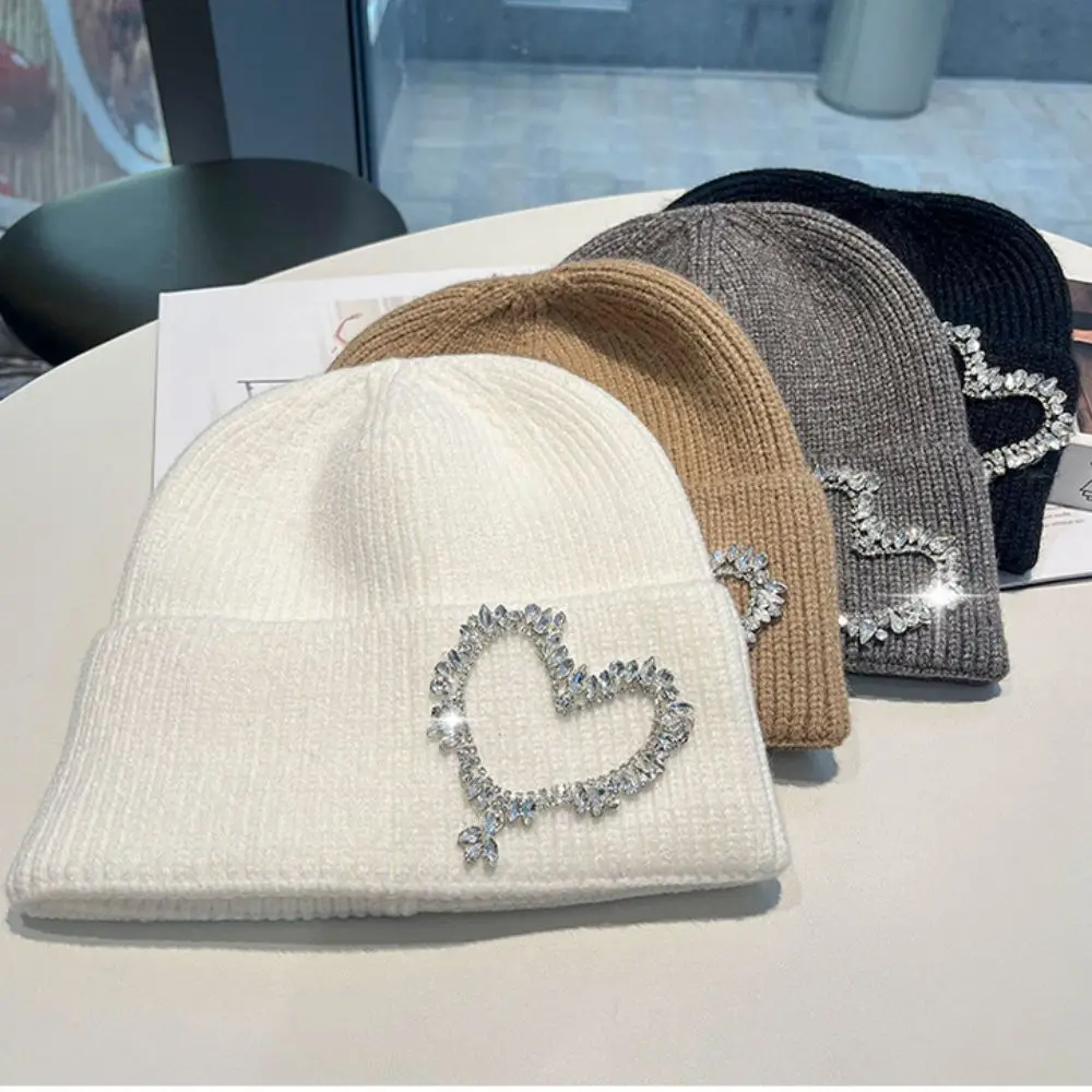 جودة عالية بلون الشتاء بيني القلب حجر الراين حماية الأذن محبوك قبعة قبعات السترة الدافئة للنساء