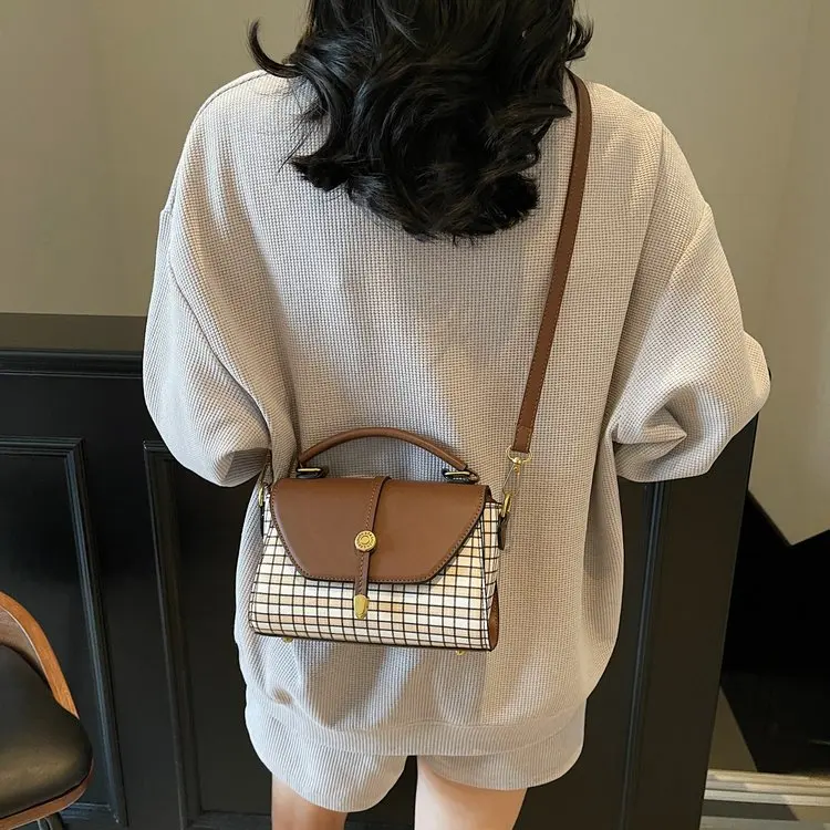 

Модная сумка-тоут в британском стиле с клетчатым узором и кожаной отделкой, металлической пряжкой, женская сумка через плечо для повседневного использования.