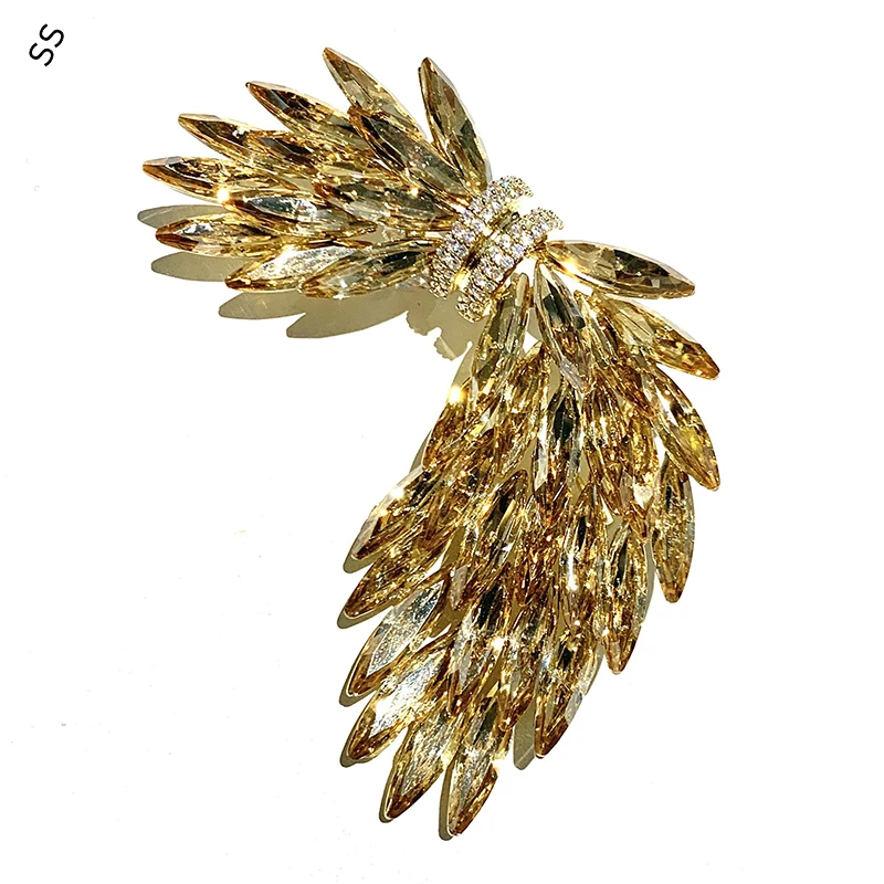 Popular Women Luxury Style Austrian Crystal Feather Brooch Premium Coat Wing Corsage 18K Gold Plated Elegant Garment Accessory