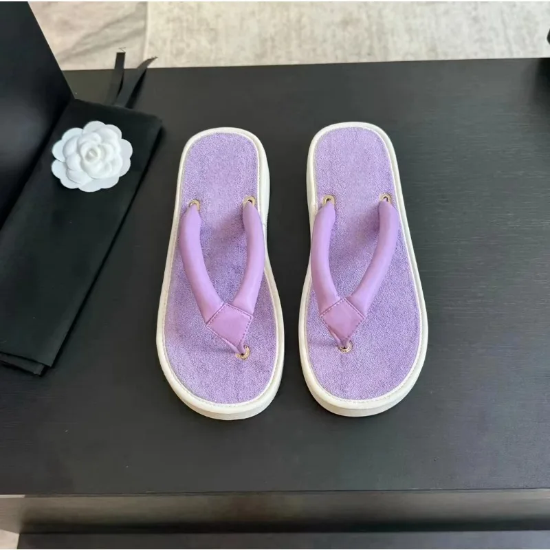 

2024 Fashion Summer Design Flip-flops, Sole Uppers Luxury Brand Logo Leather Metal Buckle Outside Wearing Beach Sandals