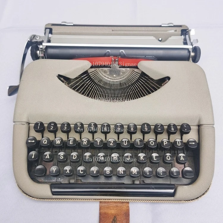 

Чистая механическая пишущая машинка, немецкая английская литературная ретро, не совершенно новая