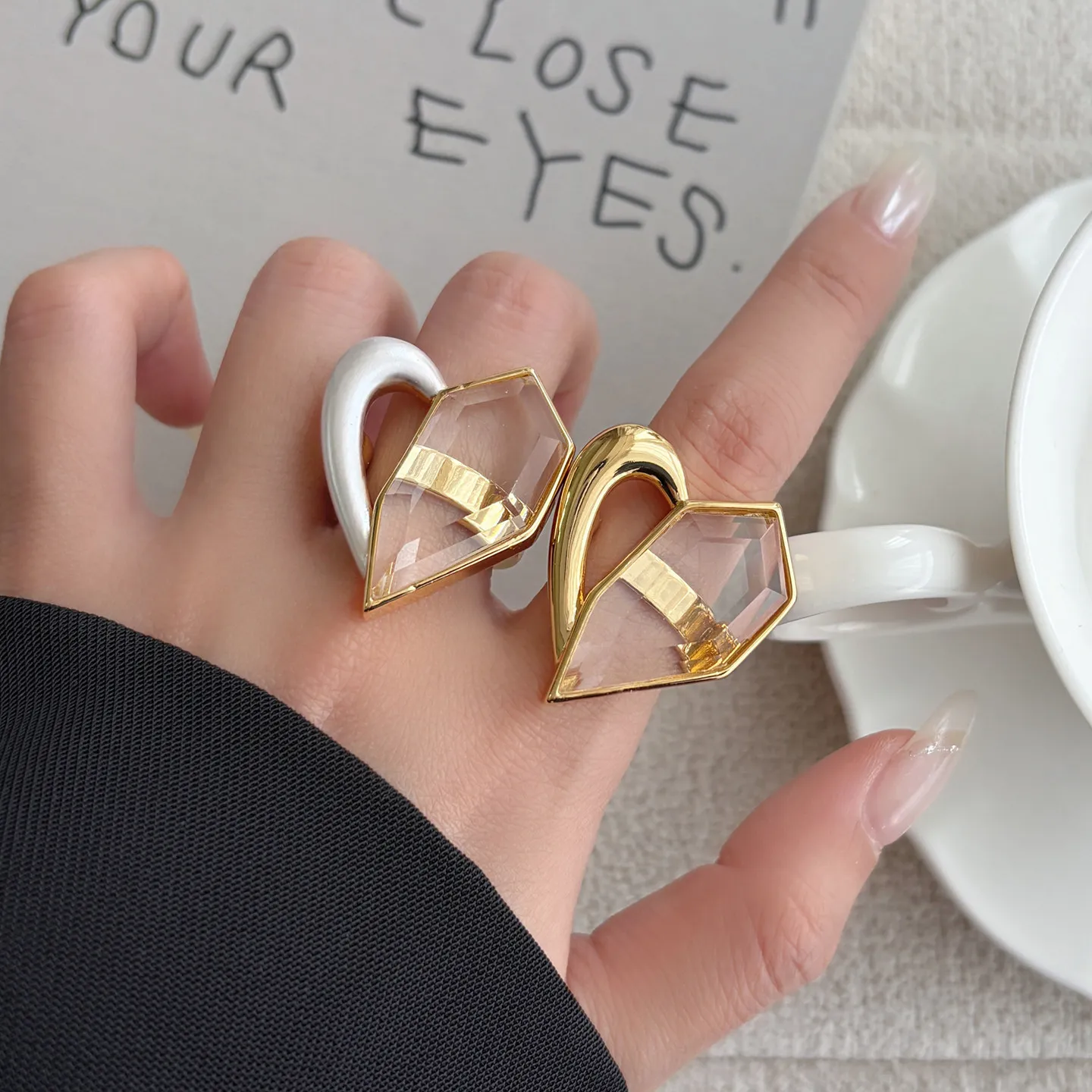 

New Design Hollow Asymmetric Love Heart Big Gem Open Ring For Women Light Luxury High Grade Unique Finger Ring