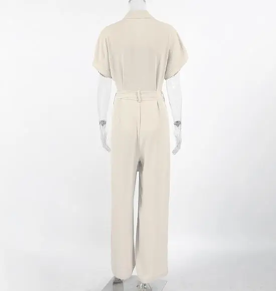 2026 Neutraler Overall mit heller Khaki-Textur, faltigem Material und tailliertem Riemen, kurzärmeliger Overall mit Temperament
