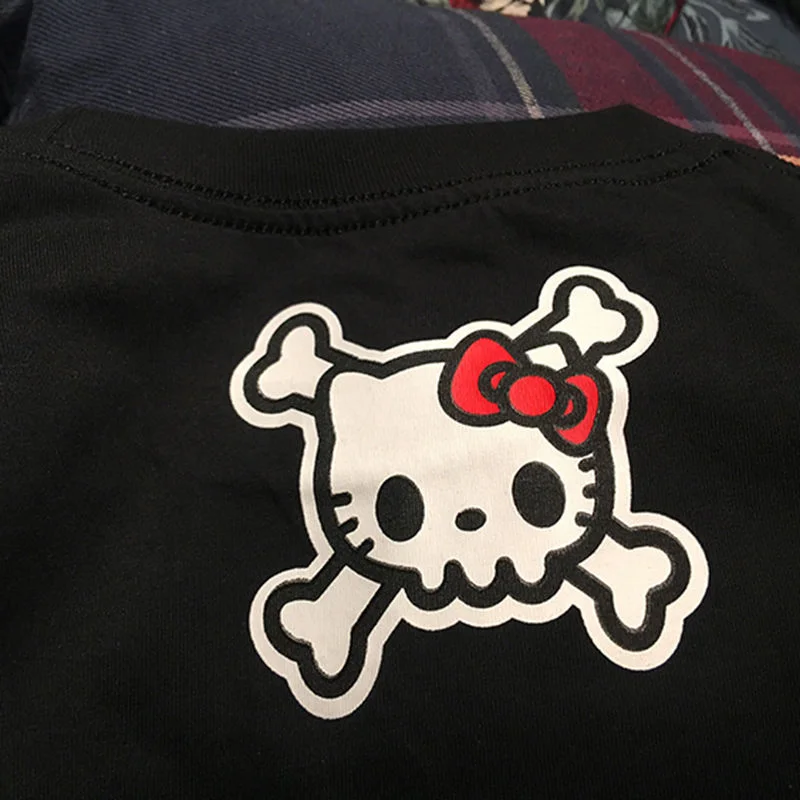 Sanrio-camisetas de manga corta con estampado de Hello Kitty para hombre y mujer, camisa negra de gran tamaño con diseño de Halloween, moda de verano