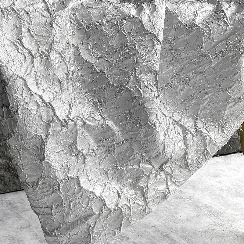 

Серебряный узор, вогнутая выпуклая трехмерная жаккардовая текстура, плиссированная ткань, сумка для одежды, трансформация ткани для одежды