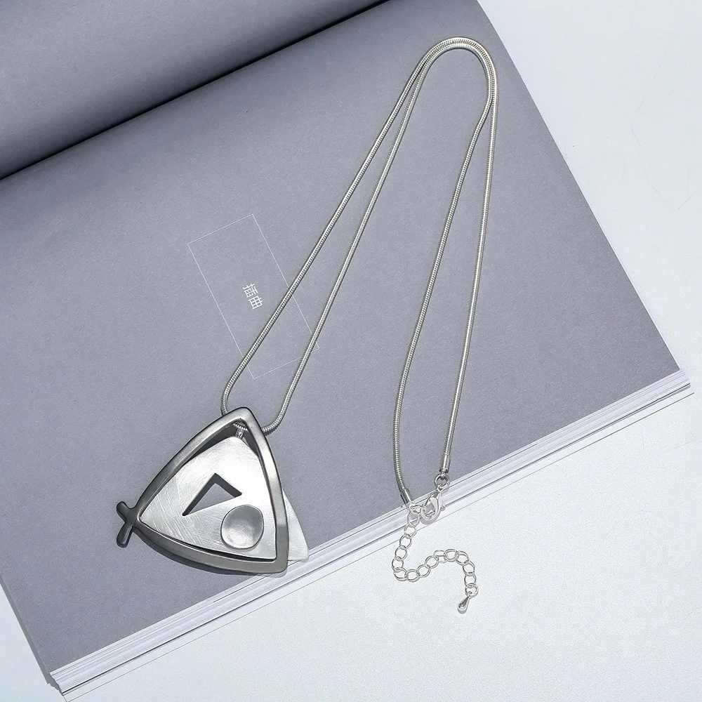 Long chain jewelry ins high-end triangular fish-shaped simple necklace European and American style long style
