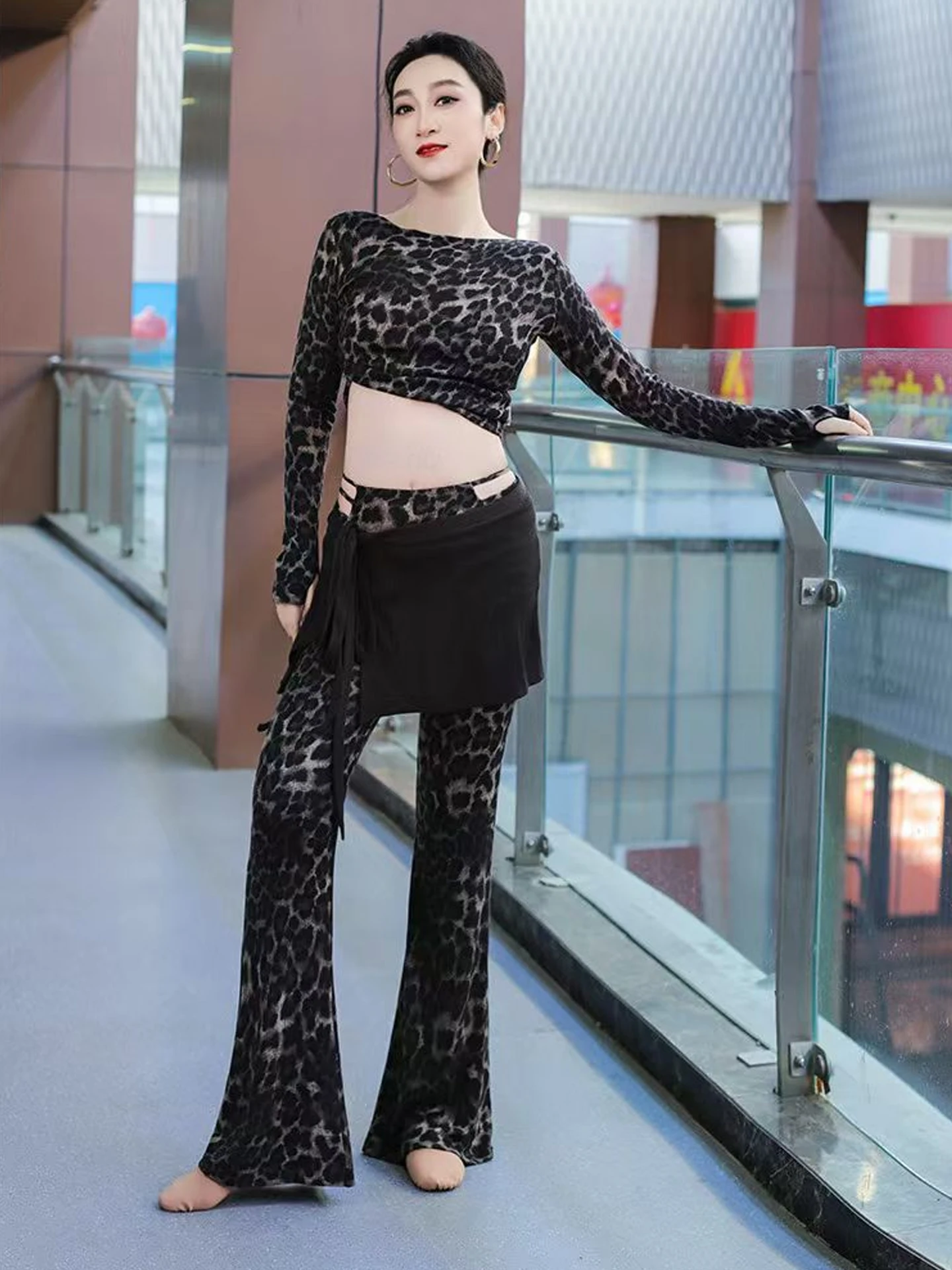 nouvel-ensemble-de-tenue-de-danse-orientale-haut-imprime-leopard-pantalon-evase-echarpe-de-hanche-ceinturee-chaine-de-taille-–-costume-de-danse