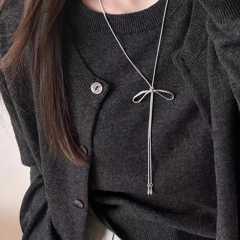 بسيطة Bowknot الرباط قلادة طويلة للنساء أنيقة فضية اللون فراشة هندسية سترة سلسلة الصداقة مجوهرات هدية