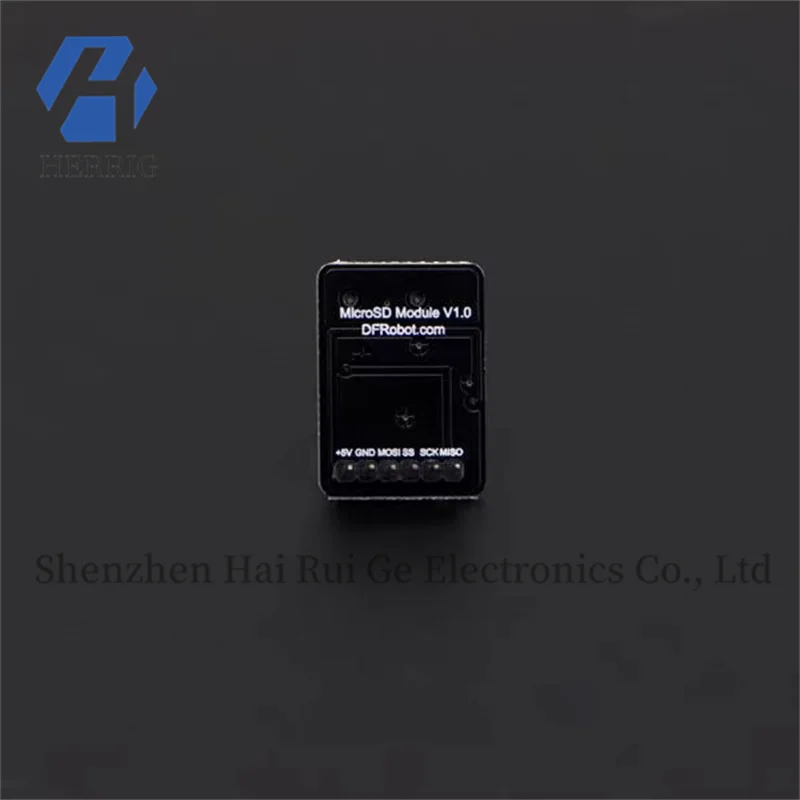 Módulo leitor de cartão MicroSD compatível com Arduino de Dfrobot com uma pequena placa de memória.