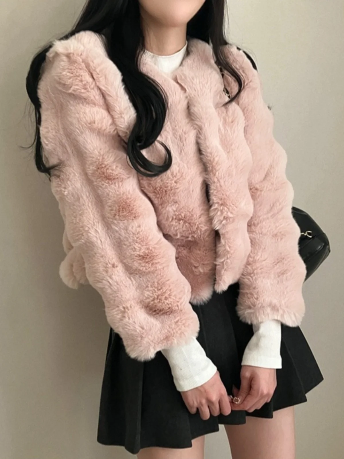 معطف فرو قصير شتوي للنساء بأسلوب كوري دافئ من الفرو الصناعي الفاخر ذو إحساس راقٍ وأناقة نسائية